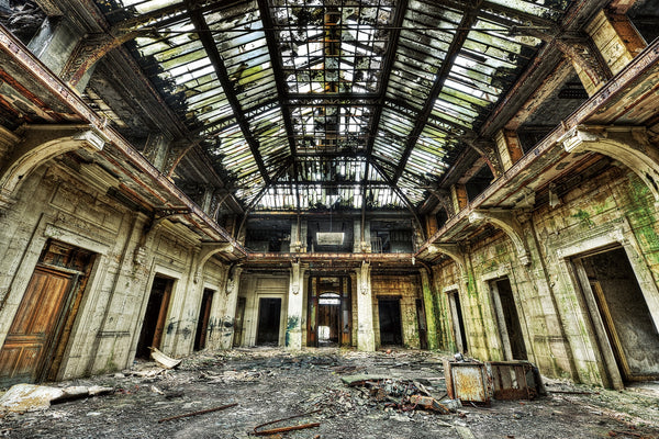Glasschilderij zaal met glazen plafond - Abandoned places serie
